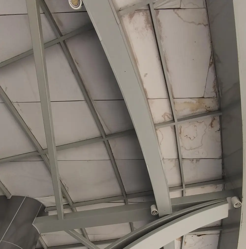 Forro da cobertura do pátio com manchas de umidade nos painéis