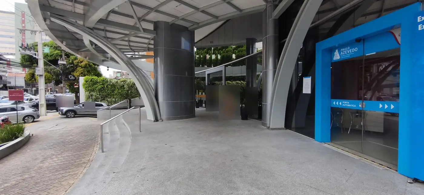 Entrada do edifício como está hoje, com piso e degraus de granito