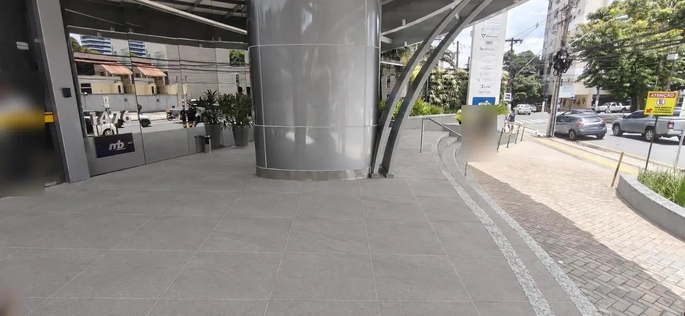 Visualização realista: piso sob a cobertura e degraus em porcelanato cinza, com faixas de granito nas bordas