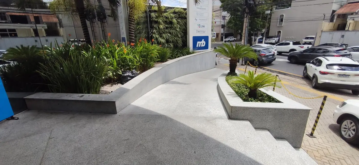 Rampa e floreiras de granito como estão hoje